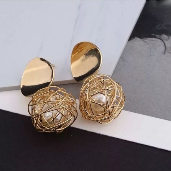 Gold and Pearl Drop Round Earings - Picture 4 of 8